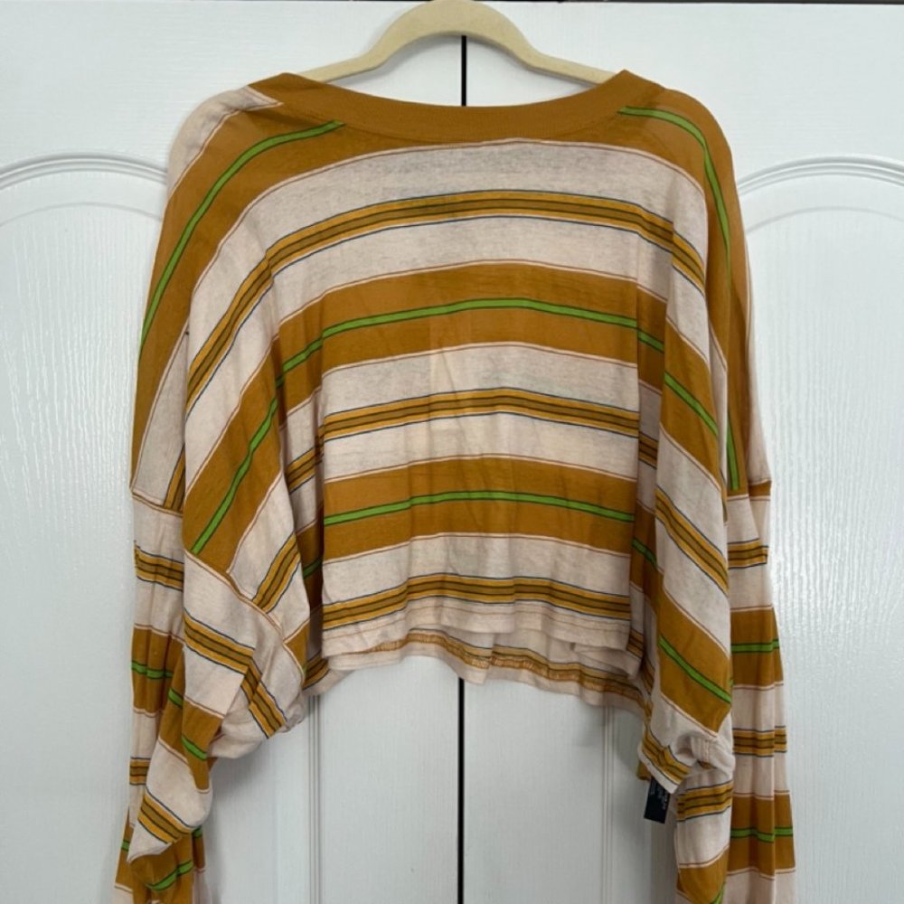 Urban Outfitter Crop Lonsleeve